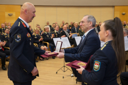 Domonkos Gábor átveszi az elismerést