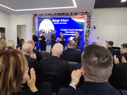 Az elismerés átadása az ünnepségen