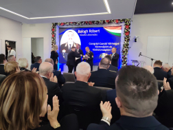 Az elismerés átadása az ünnepségen