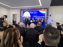 Az elismerés átadása az ünnepségen