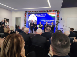 Az elismerés átadása az ünnepségen