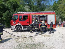 tűzoltóautó a gyakorlat bemutatása közben