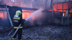 Lángoló istálló oltása Hódmezővásárhelyen