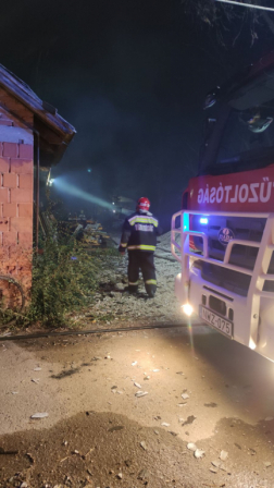 Lángoló istálló oltása Hódmezővásárhelyen