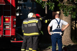 tűz egy hódmezővásárhelyi autószerelő telepen