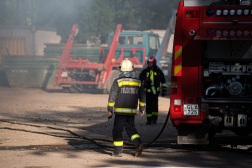 tűz egy hódmezővásárhelyi autószerelő telepen